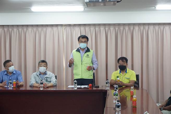 农委会主委陈吉仲（右二）承诺加码补助丰原区农会发展冷链物流。（王文吉摄）