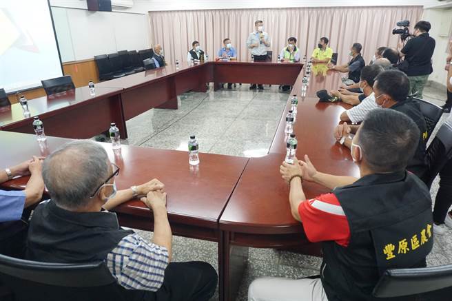 农委会主委陈吉仲与台中市丰原区农会理监事座谈。（王文吉摄）