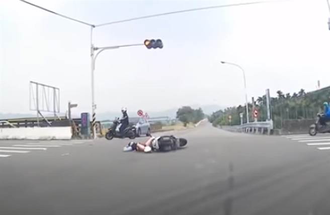 南投女騎士連人帶車遭貨車輾過，倒地不起。（截自YouTube《狂爆料服務站》影片）
