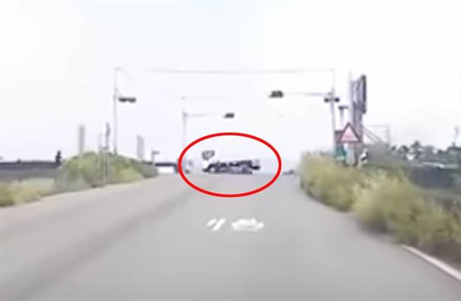 貨車輾過女騎士時，車身明顯抖動抬起，相當驚悚。（截自YouTube《狂爆料服務站》影片）