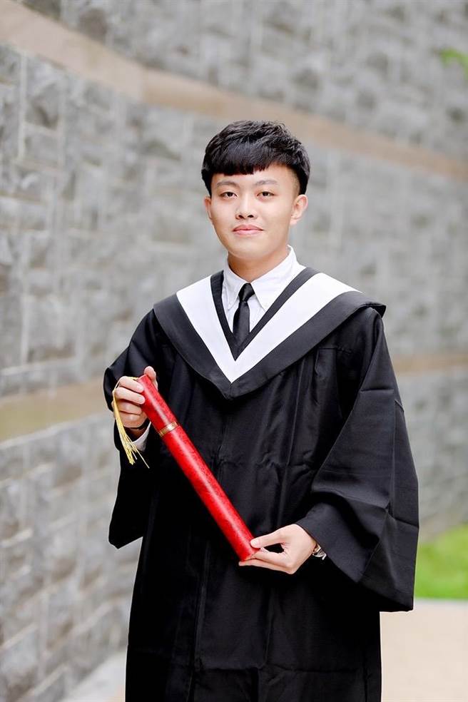 仁德医专医检科毕业生詹尉辰荣获第2次医事检验师专技高考第5名。（仁德医专提供／谢明俊苗栗传真）