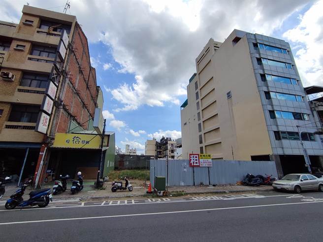 员生医院对面一块200多坪土地，近日也开出单坪80万的破天荒价格，开价高出附近土地不少，让当地人大嘆，房土地价格是不是真的回不去了。 (吴建辉摄)