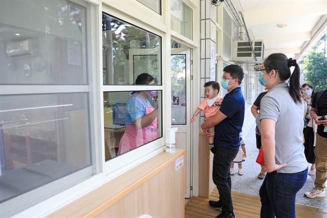 大安區社區托育家園設置於大安國小內，採日間托育，由專業人員進行照顧，凡符合收托資格民眾可報名登記。／圖由台中市政府新聞局提供