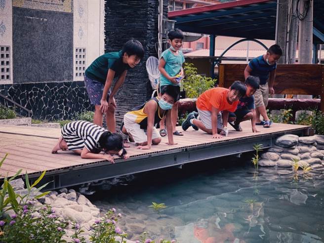 高雄科技大学营建系师生义筑生态池，多纳国小学童对生态池的落成都很开心。（高科大提供／林瑞益高雄传真）