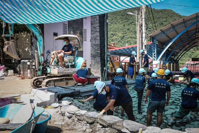 高雄科技大学营建系师生于今年8月下旬到茂林区多纳国小义筑生态池。（摘自高科大网页／林瑞益高雄传真）