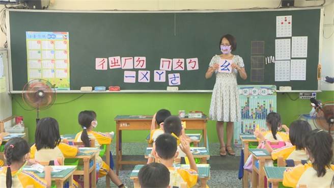 老师戴「透明口罩」教学增添几分趣味性。（图／台中大智国小提供）