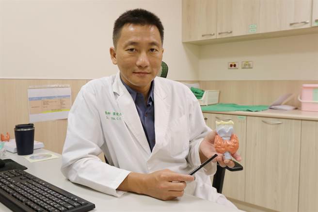 医师叶俊杰建议洗肾患者确实配合医嘱及治疗，否则引发副甲状腺机能亢进，将对身体造成危害。（亚大附医提供／陈淑芬台中传真）