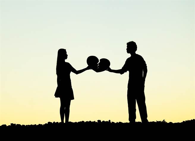 雙子座、處女座、摩羯座和雙魚座在談戀愛時比較懶得經營感情，只要不愛了就會直接分手。(示意圖/達志影像)