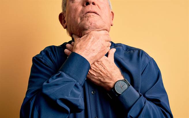 老人进食时反覆噎到或呛咳的症状，不只跟老化有关。（示意图／达志影像）