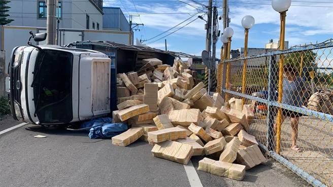 10／1起汽車未依規定裝載，罰款上限翻倍至1萬8。圖為貨車遭追撞，翻車後成綑金紙掉落滿地。（資料照）