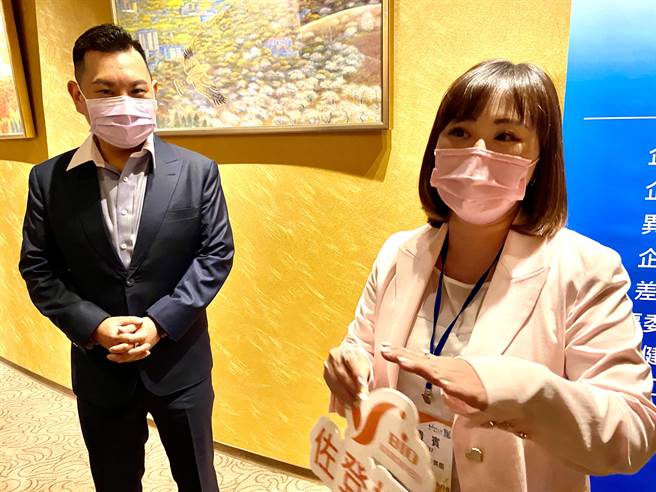 社团法人中华职训教育创新发展学会理事长薛炜立（左）、佐登妮丝集团执行长陈佳琦，看好5倍券商机。（卢金足摄）