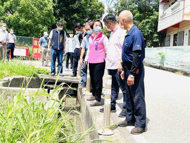 立委杨琼璎（右三）争取拓宽台中市大雅区平和路。（王文吉摄）