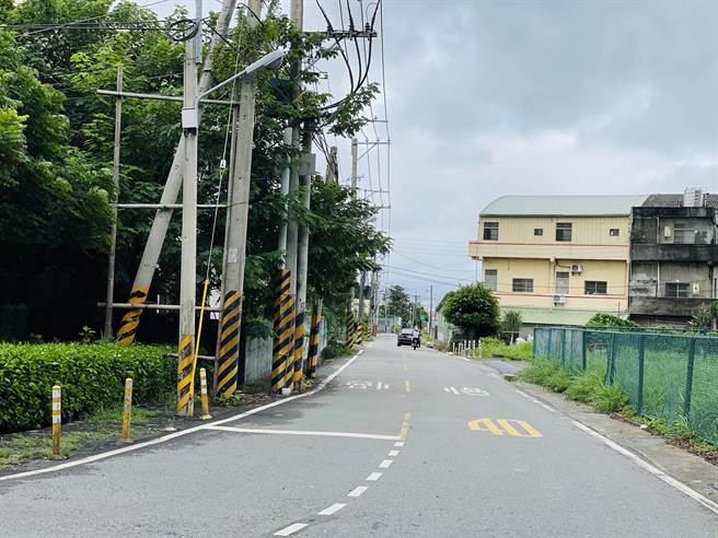 台中市大雅区平和路为中科实中师生进出主要道路，但因路面狭窄，会车十分困难。（王文吉摄）