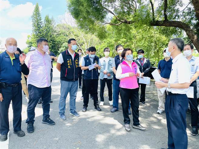 立委杨琼璎、市议员吴显森邀集相关单位会勘台中市大雅区平和路。（王文吉摄）