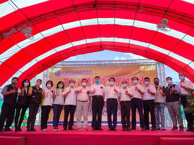 第一民雄桥今天举行竣工仪式，地方人士皆前往参与。（张亦惠摄）