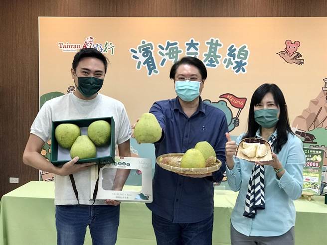 今年基隆七堵种植柚子大丰收，市长林右昌（中）今日与市府产业发展处长黄健峰（左）、观光及城市行销处长曾姿雯（右）一起促销基隆柚。（陈彩玲摄）