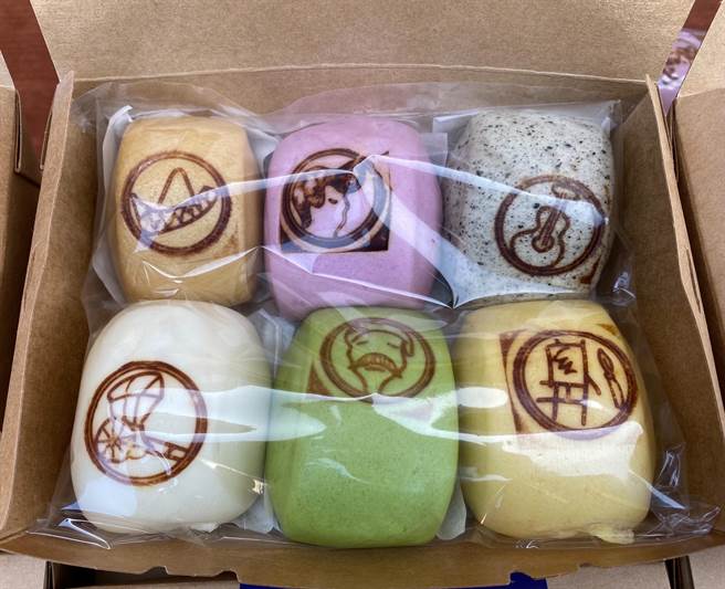 吴晋淮传唱纪念音乐晚会现场还有准备印有吴晋淮音乐意象鲜奶馒头特色餐点，供民眾索取享用。（台南市政府文化局提供／张毓翎台南传真）