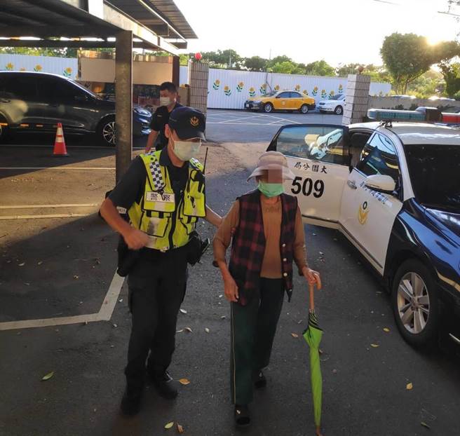 桃園市大園警分局埔心派出所13日協助1名迷途的老婦返家。（桃園市政府大園警分局提供／陳夢茹桃園傳真）