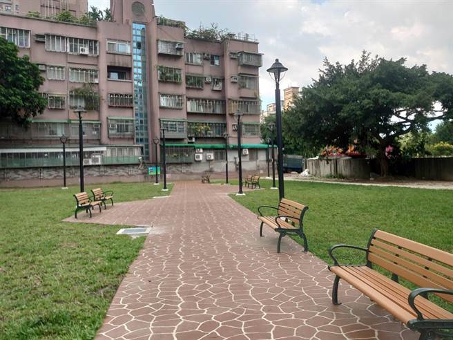 新北市板桥区长寿街与长寿一街之间一大片杂草丛生又废弃物堆迭的荒废国有地化身埔墘新绿地。（板桥区公所提供）