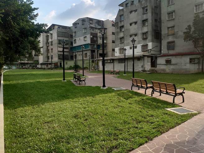 新北市板桥区长寿街与长寿一街之间一大片杂草丛生又废弃物堆迭的荒废国有地化身埔墘新绿地。（板桥区公所提供）