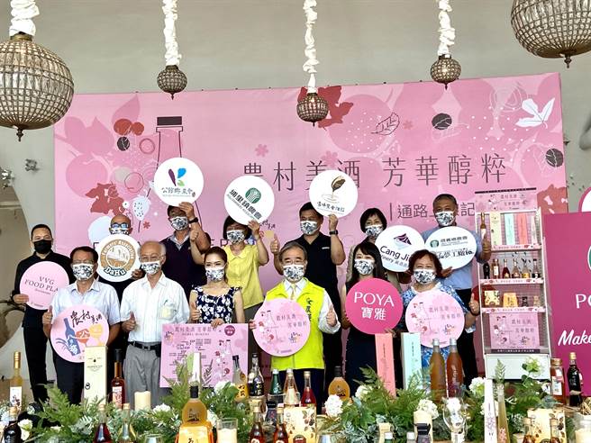 行政院农业委员会农粮署署长胡忠一14日与推广大使杨千霈、各大酒庄举行启动通路上架仪式。（卢金足摄）