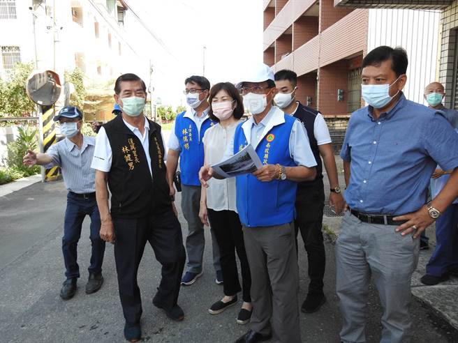 南投县长林明溱（右二），14日到草屯镇会勘基层建设。（南投县政府提供／廖志晃南投传真）