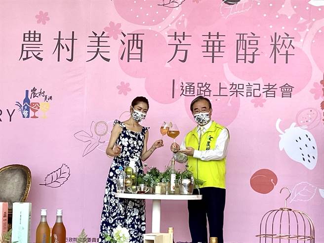 农粮署署长胡忠一说，台湾农业朝向精致，以农产品等作制作的酒类，代表正港、在地的农村酒类，有浓浓的台湾味。（卢金足摄）