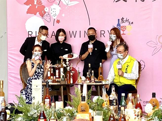农粮署推动台湾的农业有新的商机，酒类的酿制也是农友与企业努力的成果，开发农村酒类新市场。（卢金足摄）