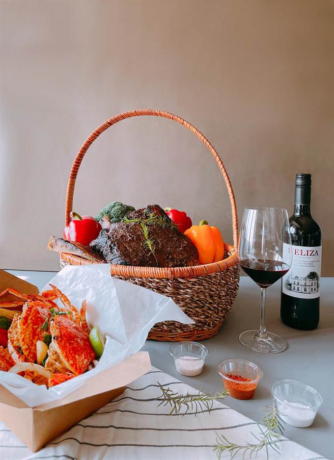 高雄国宾饭店「海陆分享外带礼篮」。（业者提供）