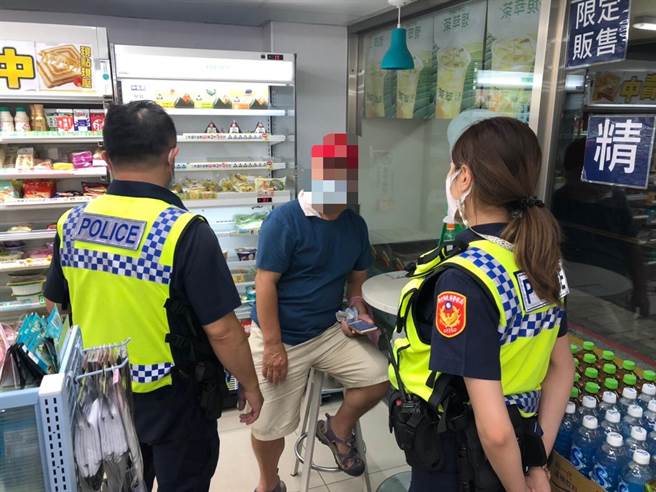 新北市海山警分局警員及時攔阻詐騙。（海山警分局提供）