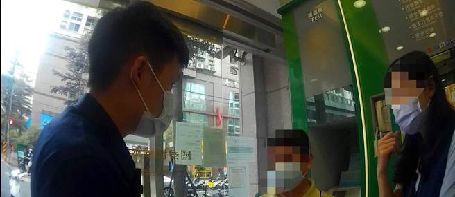 新北市海山警分局警員及時攔阻詐騙。（海山警分局提供）