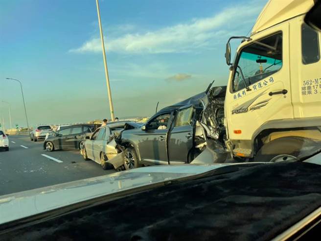 台61線西濱快速道北上152.2至150km清水段14日晚間發生連環車禍，初步了解為7車連環撞。（翻攝臉書《清水小鎮》）
