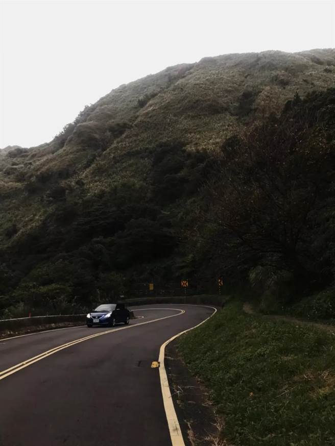 陽明山，在公路上拍了許多照。（作者提供）