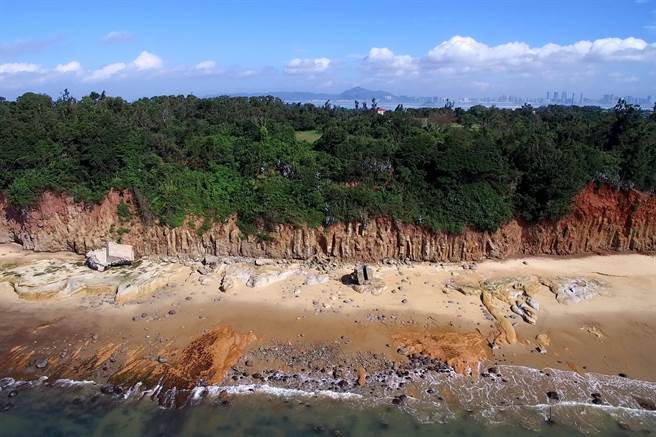 小金门南山头的玄武岩之一。（烈屿乡公所提供）
