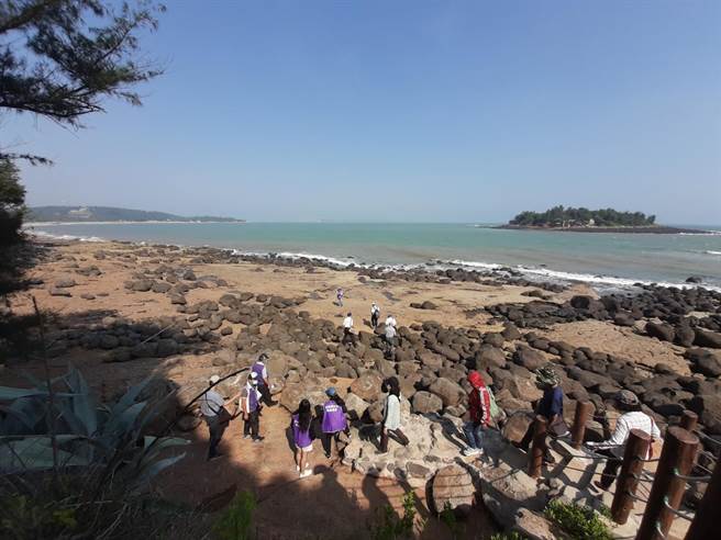 县府今天邀集〈金门县自然地景及自然纪念物审议会〉及相关权益单位会勘。（县府提供）