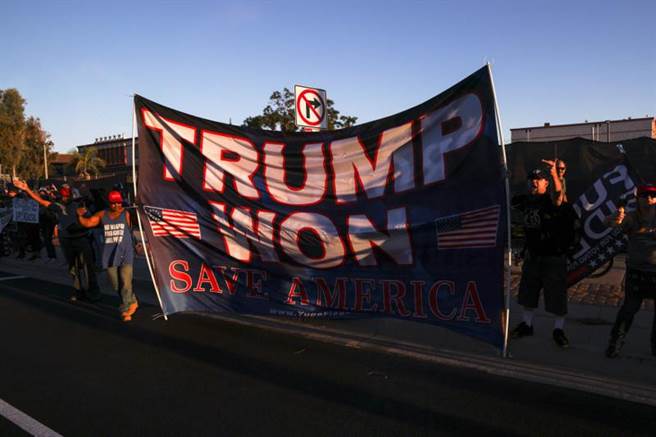 加州正在進行罷免民主黨州長，在共和黨的造勢活動中，川普支持者舉起橫幅，期望川普再選一次。(圖/美聯社)