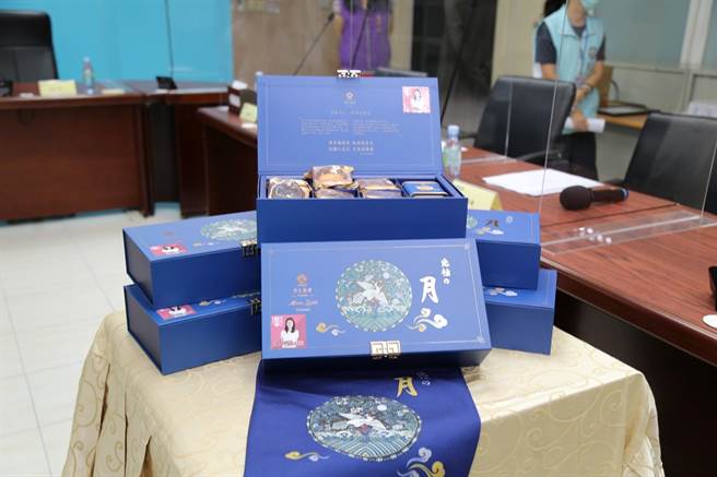 在嘉義市議員戴寧牽線下，茂生農經股分有限公司看到嘉義市的防疫表現，捐贈自家研發生產的中秋月餅禮盒150盒給第一線防疫人員。（嘉義市政府提供∕呂妍庭嘉義傳真）