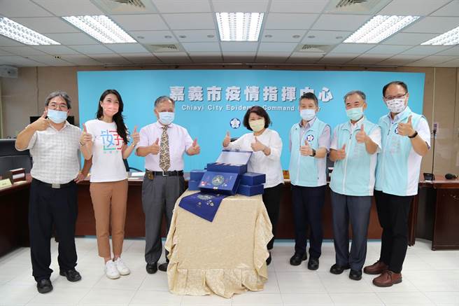 在嘉義市議員戴寧牽線下，茂生農經董事長吳清德親自送來月餅，由市長黃敏惠代表受贈。（嘉義市政府提供∕呂妍庭嘉義傳真）