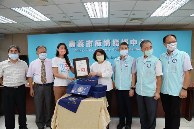 在嘉義市議員戴寧牽線下，茂生農經董事長吳清德親自送來月餅，由市長黃敏惠代表受贈。（嘉義市政府提供∕呂妍庭嘉義傳真）