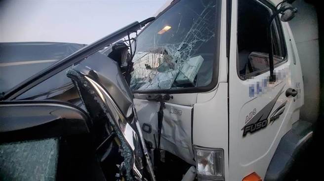 西濱快速道路一部大貨車追撞前方，造成6部小客車受損。（民眾提供）
