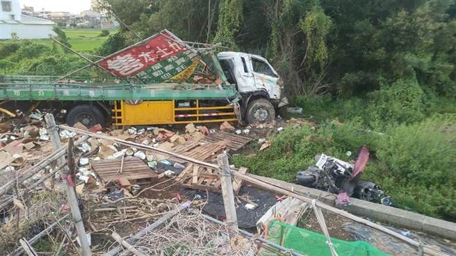 苗栗县铜锣乡国1交流道南下匝道口与台13线路口，14日傍晚发生大货车撞机车车祸，大货车衝入路旁田间。（读者提供／谢明俊苗栗传真）