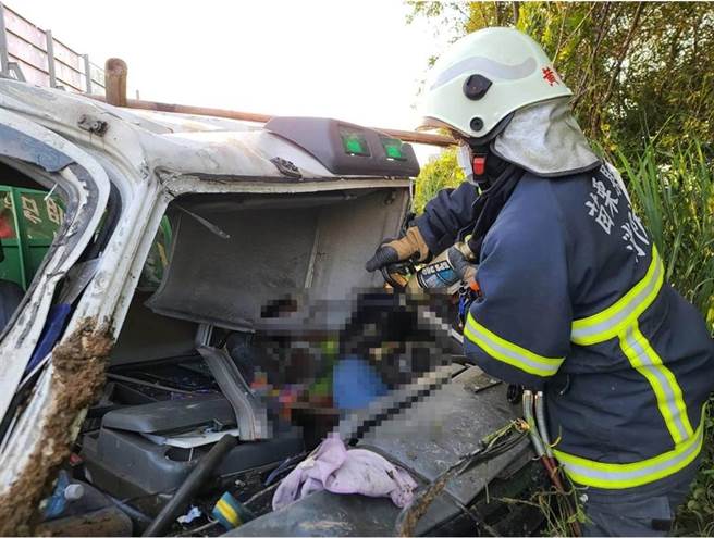 消防救护人员以油压剪及砂轮等工具破坏大货车车体，救出陈姓司机。（读者提供／谢明俊苗栗传真）