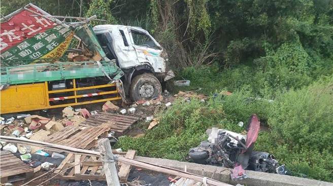 苗栗县铜锣乡国1交流道南下匝道口与台13线路口，14日傍晚发生大货车撞机车车祸，大货车衝入路旁田间，机车同被撞入田间成了废铁一堆。（读者提供／谢明俊苗栗传真）