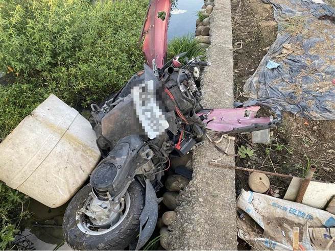 苗栗县铜锣乡国1交流道南下匝道口与台13线路口，14日傍晚发生大货车撞机车车祸，大货车衝入路旁田间，机车同被撞入田间成了废铁一堆。（读者提供／谢明俊苗栗传真）