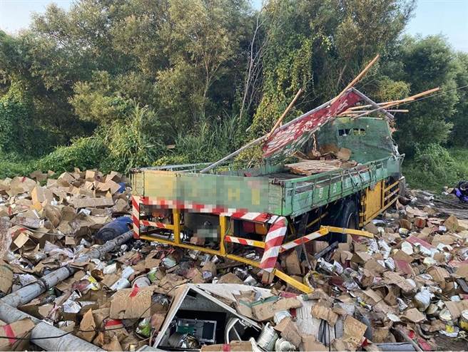 苗栗县铜锣乡国1交流道南下匝道口与台13线路口，14日傍晚发生大货车撞机车车祸，大货车衝入路旁田间。（读者提供／谢明俊苗栗传真）