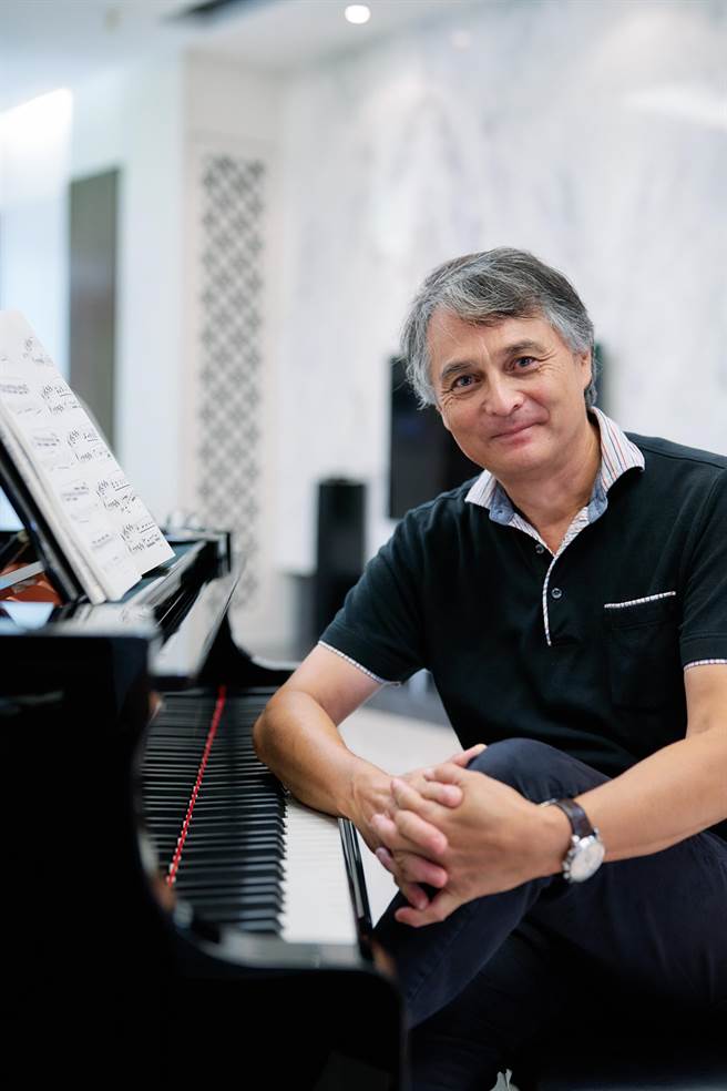 国家交响乐团现任艺术顾问、下一任音乐总监准．马寇尔，是疫情间少数因办理就业金卡而来台工作的外国人，对于未来带团的规划，他表示重视每一个团员、行政人员的特质，重沟通是不二法门，将民主化落实在交响乐团里。（郑达敬摄/国家交响乐团提供）