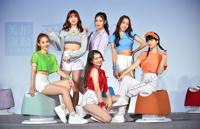女团PER6IX成员加瑄（前排左起）、力安、玮伶与采婕（后排左起）、紫嫣、名慧，出席代言活动，露出小蛮腰，卖力唱跳。（品牌提供）