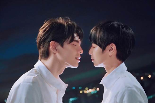 林柏宏和小魏在MV中饰演邱比特。（小魏工作室提供）