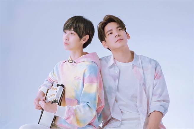 林柏宏和小魏在MV中饰演邱比特。（小魏工作室提供）