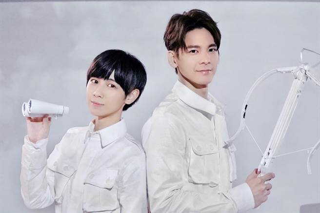 林柏宏和小魏在MV中饰演邱比特。（小魏工作室提供）